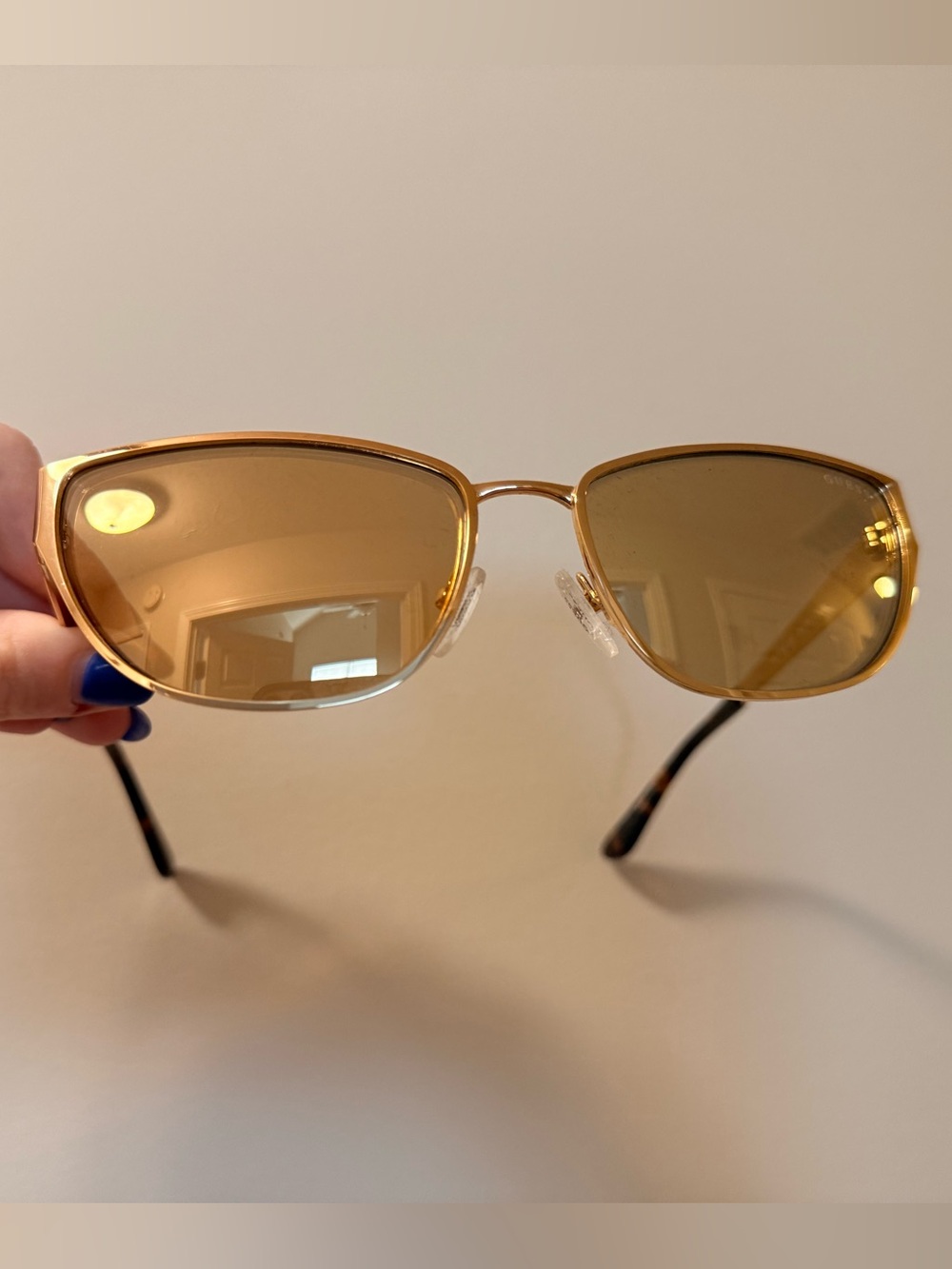 *New* Women’s Guess - Sunglasses w/ case!